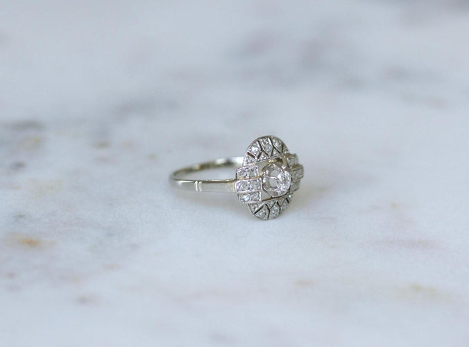 54.5 Bague Art déco ovale en platine et or blanc avec diamants 58 Facettes