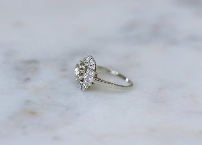 54.5 Bague Art déco ovale en platine et or blanc avec diamants 58 Facettes