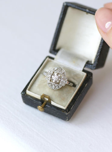 54.5 Bague Art déco ovale en platine et or blanc avec diamants 58 Facettes