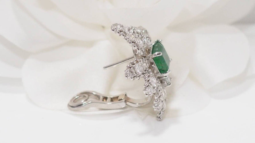 Boucles d'oreilles Boucles d’oreilles en or blanc 18 kt, diamants et émeraudes 58 Facettes 30089