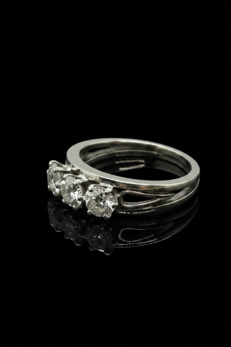 Bague 55 Bague trilogy en or blanc avec diamants 58 Facettes