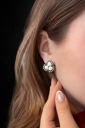 Boucles d'oreilles Boucles d’oreilles - Roses en corail blanc, émeraudes et diamants en or 14K 58 Facettes
