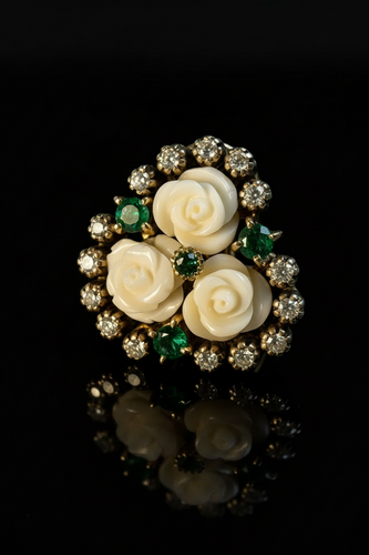 Boucles d'oreilles Boucles d’oreilles - Roses en corail blanc, émeraudes et diamants en or 14K 58 Facettes