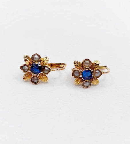 Boucles d'oreilles Dormeuses fleur Art nouveau en or 18k, verres bleus et perles 58 Facettes A07540