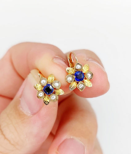 Boucles d'oreilles Dormeuses fleur Art nouveau en or 18k, verres bleus et perles 58 Facettes A07540