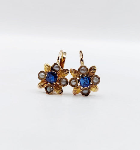 Boucles d'oreilles Dormeuses fleur Art nouveau en or 18k, verres bleus et perles 58 Facettes A07540