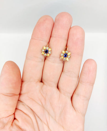 Boucles d'oreilles Dormeuses fleur Art nouveau en or 18k, verres bleus et perles 58 Facettes A07540