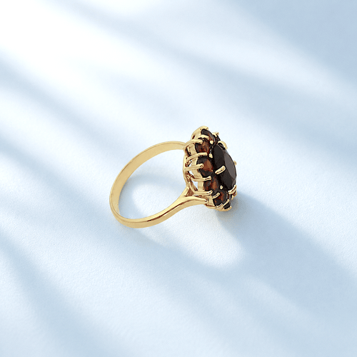 55 Bague marguerite en or jaune 18K et grenats 58 Facettes 1789