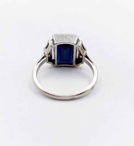 53 Art déco - Bague en platine, saphir synthétique et diamants 58 Facettes A07541