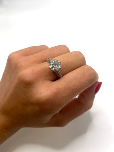 55 Bague en or blanc 18K et diamants, central env. 1,50 ct 58 Facettes SKU BO/230076