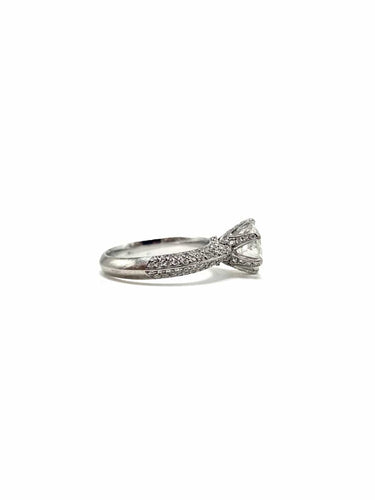55 Bague en or blanc 18K et diamants, central env. 1,50 ct 58 Facettes SKU BO/230076