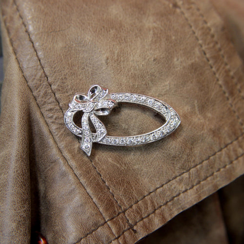 Broche Mid-Century - Broche nœud ovale en or blanc 14K et diamants 58 Facettes 11155