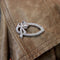 Broche Mid-Century - Broche nœud ovale en or blanc 14K et diamants 58 Facettes 11155