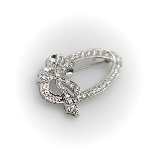 Broche Mid-Century - Broche nœud ovale en or blanc 14K et diamants 58 Facettes 11155