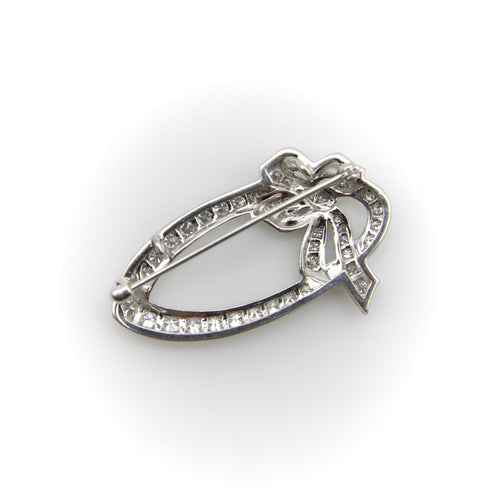 Broche Mid-Century - Broche nœud ovale en or blanc 14K et diamants 58 Facettes 11155