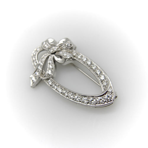 Broche Mid-Century - Broche nœud ovale en or blanc 14K et diamants 58 Facettes 11155