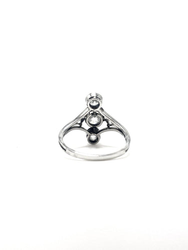 55 Art déco - Bague en platine et trio de diamants 58 Facettes SKU  BO/220232