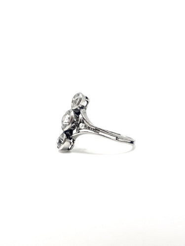 55 Art déco - Bague en platine et trio de diamants 58 Facettes SKU  BO/220232