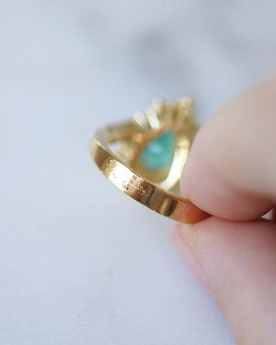 51 Bague en or jaune avec émeraude de Colombie et diamants 58 Facettes