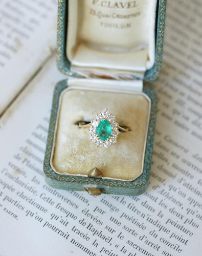 51 Bague en or jaune avec émeraude de Colombie et diamants 58 Facettes