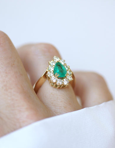 51 Bague en or jaune avec émeraude de Colombie et diamants 58 Facettes