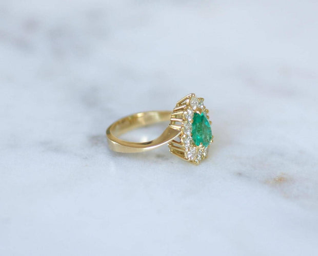51 Bague en or jaune avec émeraude de Colombie et diamants 58 Facettes