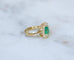 51 Bague en or jaune avec émeraude de Colombie et diamants 58 Facettes