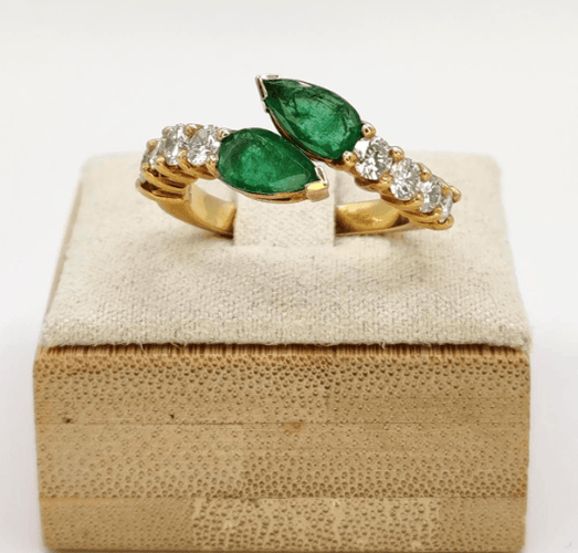 Bague 54 Bague en or jaune 18K avec émeraudes et diamants 58 Facettes 242