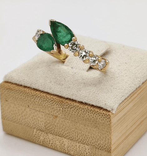 Bague 54 Bague en or jaune 18K avec émeraudes et diamants 58 Facettes 242