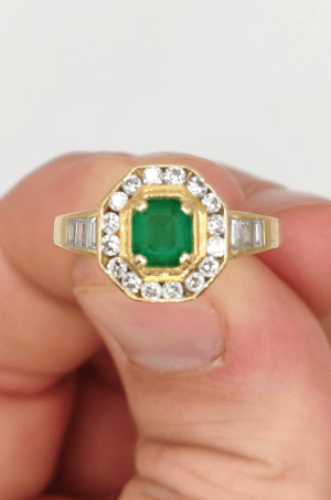 Bague 53 Bague en or jaune 18K, émeraude et diamants 58 Facettes 245