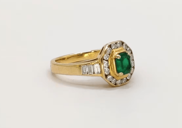 Bague 53 Bague en or jaune 18K, émeraude et diamants 58 Facettes 245