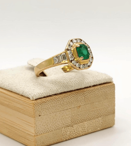 Bague 53 Bague en or jaune 18K, émeraude et diamants 58 Facettes 245