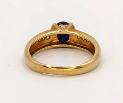 59 Bague jonc en or jaune, saphir et diamants 58 Facettes 244