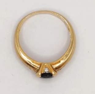 59 Bague jonc en or jaune, saphir et diamants 58 Facettes 244