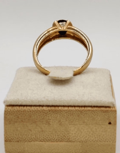 59 Bague jonc en or jaune, saphir et diamants 58 Facettes 244