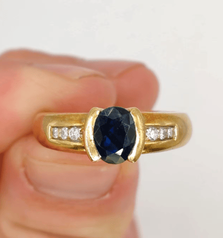59 Bague jonc en or jaune, saphir et diamants 58 Facettes 244