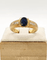 59 Bague jonc en or jaune, saphir et diamants 58 Facettes 244