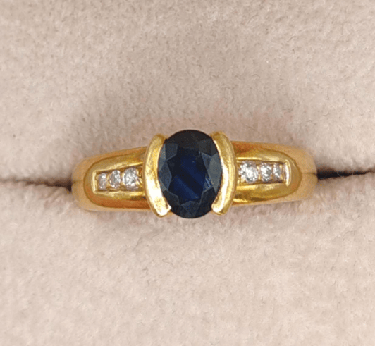 59 Bague jonc en or jaune, saphir et diamants 58 Facettes 244