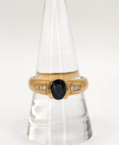 59 Bague jonc en or jaune, saphir et diamants 58 Facettes 244