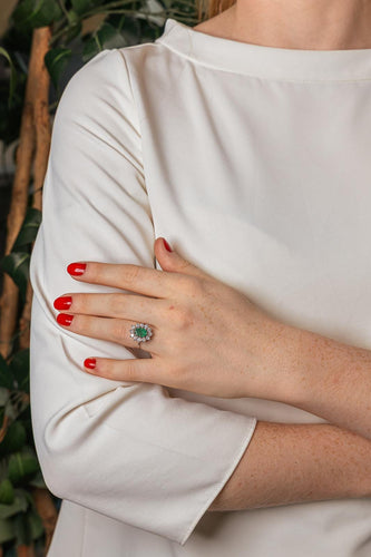 51 Bague Pompadour en or blanc, émeraude et diamants 58 Facettes 5317806CN