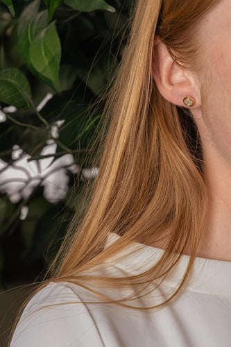 Boucles d'oreilles puces en or jaune et diamants 58 Facettes 5759890CN