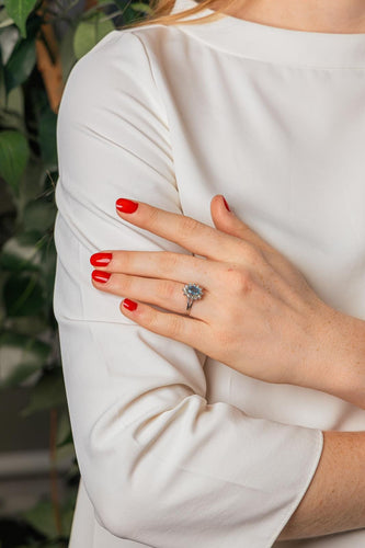 53 Bague Pompadour en or blanc, aigue-marine et diamants 58 Facettes 5763608CN