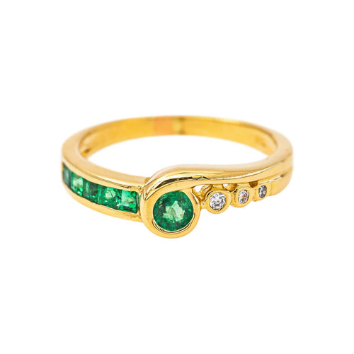 54 Bague en or jaune, émeraudes et diamants 58 Facettes 5679845CN