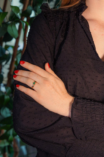 54 Bague en or jaune, émeraudes et diamants 58 Facettes 5679845CN