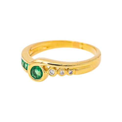 54 Bague en or jaune, émeraudes et diamants 58 Facettes 5679845CN