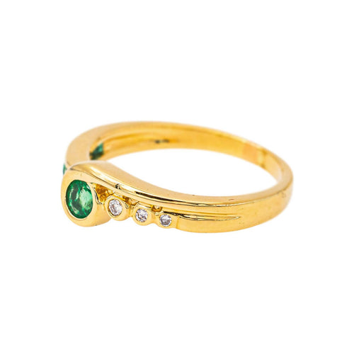 54 Bague en or jaune, émeraudes et diamants 58 Facettes 5679845CN