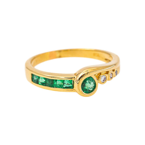 54 Bague en or jaune, émeraudes et diamants 58 Facettes 5679845CN