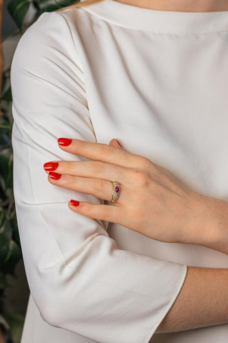 55.5 Bague en or jaune, rubis et diamants 58 Facettes 5713875CN