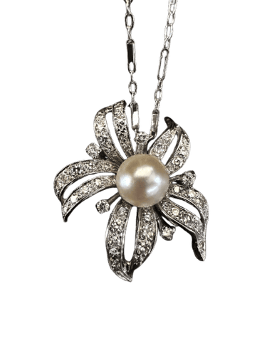 Pendentif floral années 50 en or blanc, perle et diamants