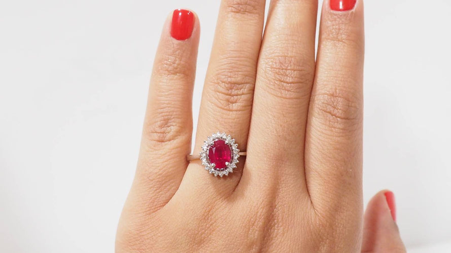 59.5 Bague entourage en or blanc, rubis et diamants 58 Facettes F4833